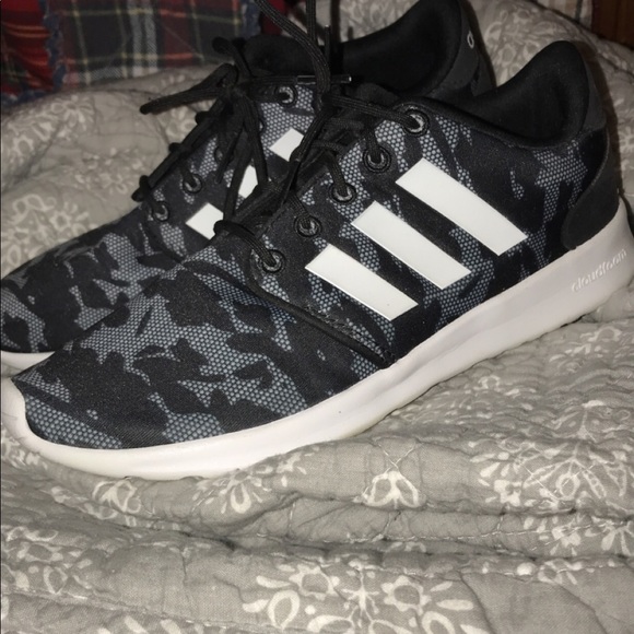 adidas Shoes - Women’s Adidas sneaker. Size 6